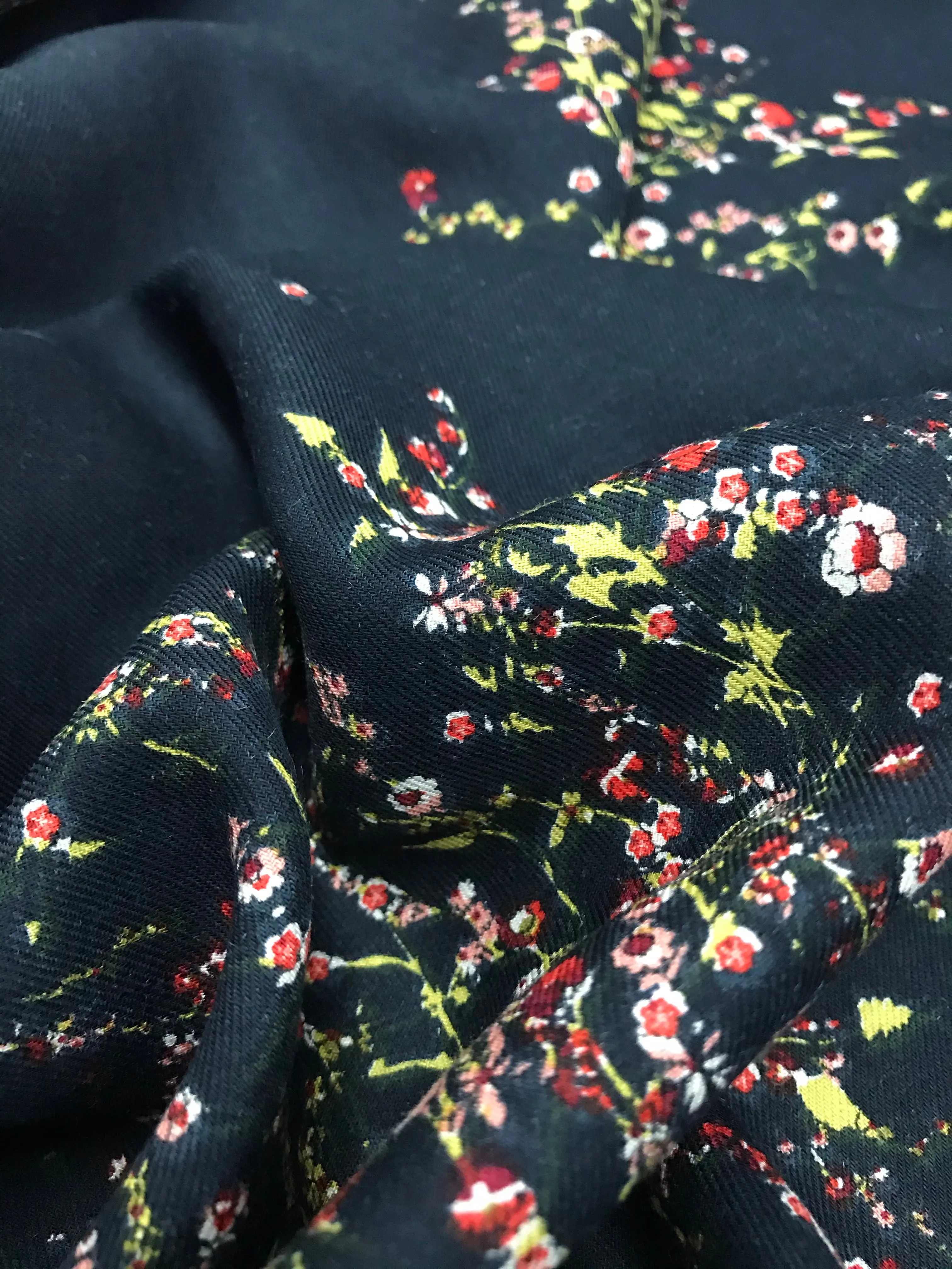 WS-7341W DIGITAL BOUQUET PRINT WOOL VISCOSE FINE TWILL. ITALY